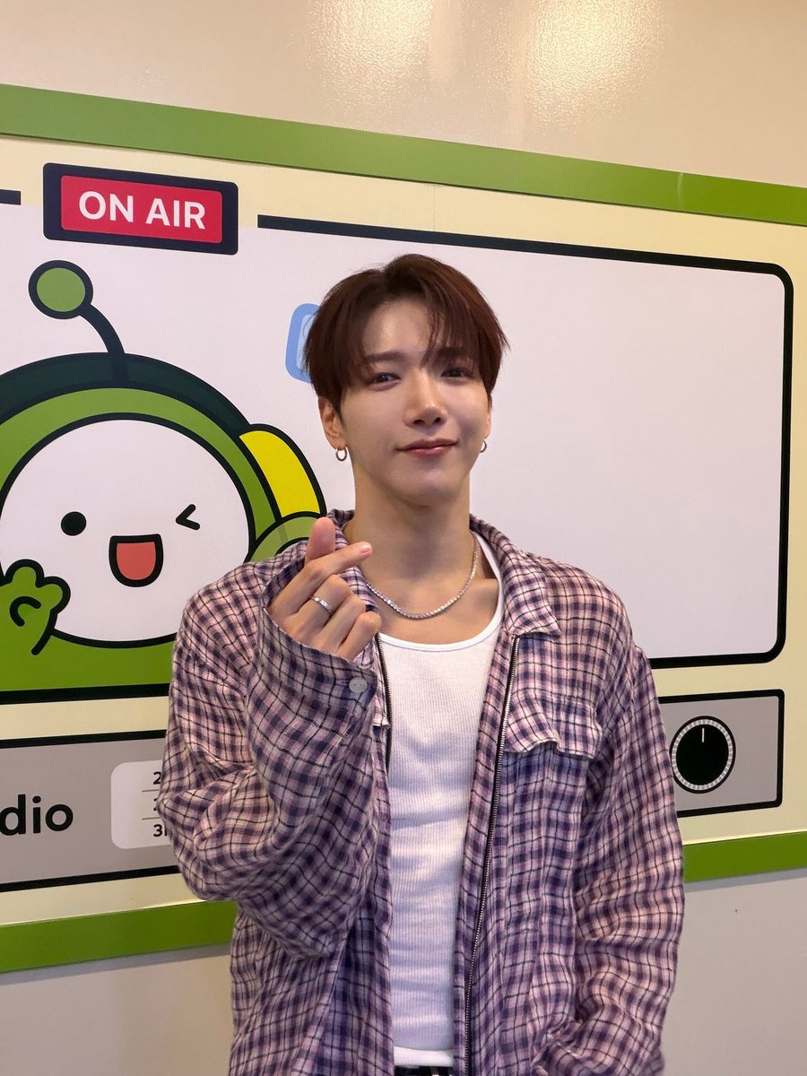 sinbi619's tweet photo. 오늘 김민준 얼굴도 얼굴인데 얼굴도 얼굴이야..
착장도 꾸안꾸느낌 넘 좋음👍🏻 라디오 스케때 이렇게만...! https://t.co/6Dv7vttgJu