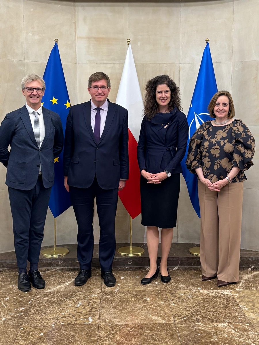 CanadaPologne's tweet photo. 🇨🇦🤝🇵🇱 Réunion productive avec le groupe interministériel polonais sur le Canada. Forte convergence sur la défense, l’énergie et la sécurité économique. Commerce +54 % en 2025 : preuve de ce que nous pouvons accomplir ensemble. #CanadaPologne #OTAN https://t.co/RmXwHMTMIG