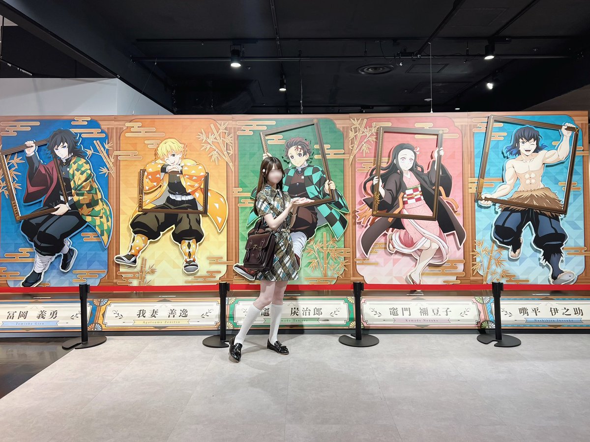 8e21m's tweet photo. ポーズ迷子すぎ😹 この額縁持ってるのみんな可愛くて良いな〜〜（鬼もください） https://t.co/Gk3QQvS3hx