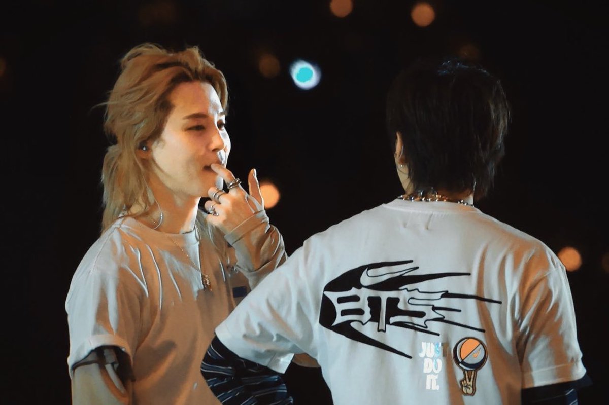 XIIISerendipity's tweet photo. “Kiss me here hyung” https://t.co/SOzlRAVTsG