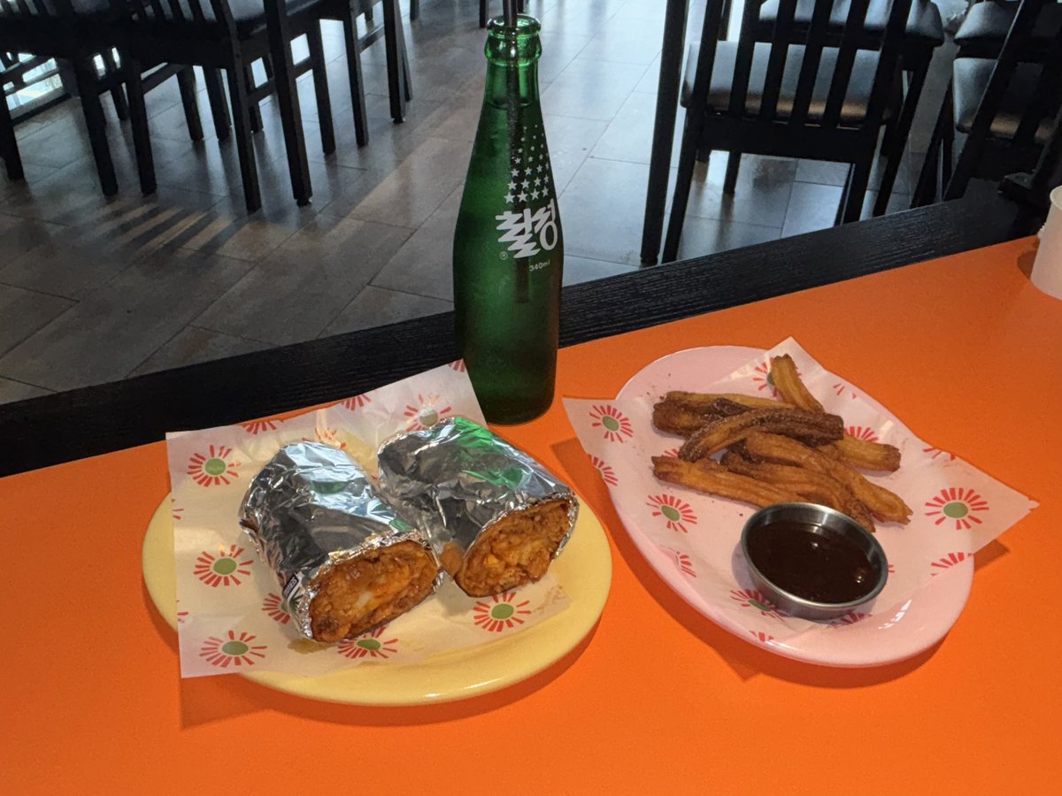 popoeol's tweet photo. 오늘 시험 끝나자마자 치미창가랑 타코 먹으러 갓는데 너무 맛잇어서 혈스제대로 옴..... 🤤🥱 https://t.co/fybWEMM3Tv