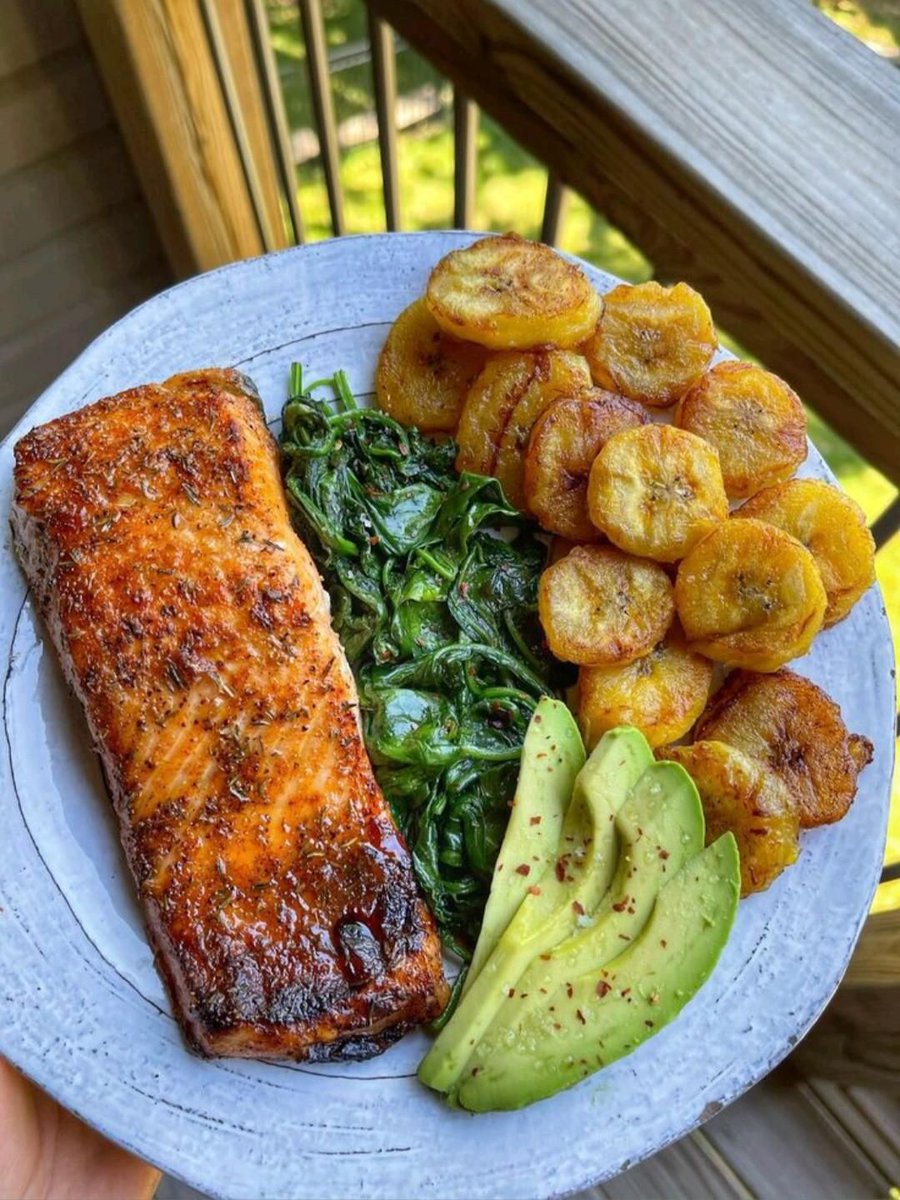 F0ODHub's tweet photo. Be honest… is this a 10/10 meal or what’s missing? https://t.co/o1LUD75JJ9