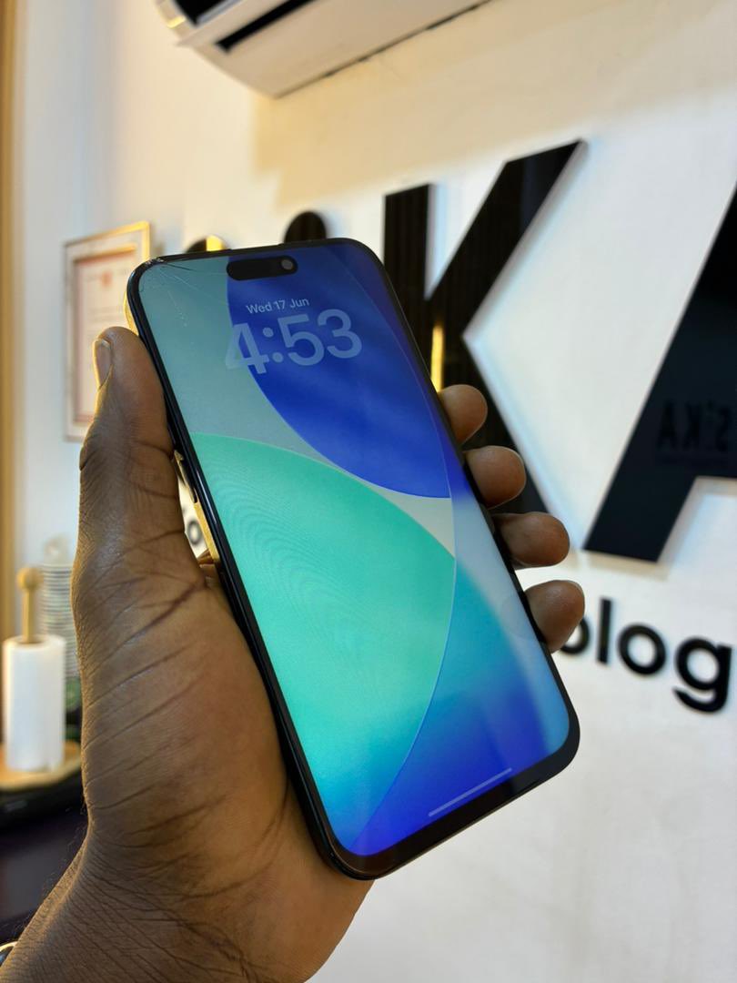 kofisikaa's tweet photo. iPhone 15pm 256gb Factory Unlocked 
(physical sim)
89%🔋 (slight crack on screen)
Gh¢4,899.99
Dm/WhatsApp/iMessage/Call 0504988015 / 0547779861 https://t.co/1SVoEHaNlC