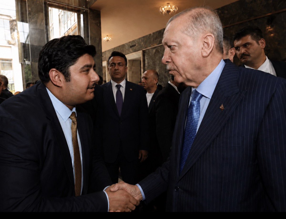 sametburakasci's tweet photo. Cumhurbaşkanımız @RTErdogan ile Ak Parti Gurubu Toplantısı Öncesi Hatıra 🇹🇷 https://t.co/1R7PF3tCCQ