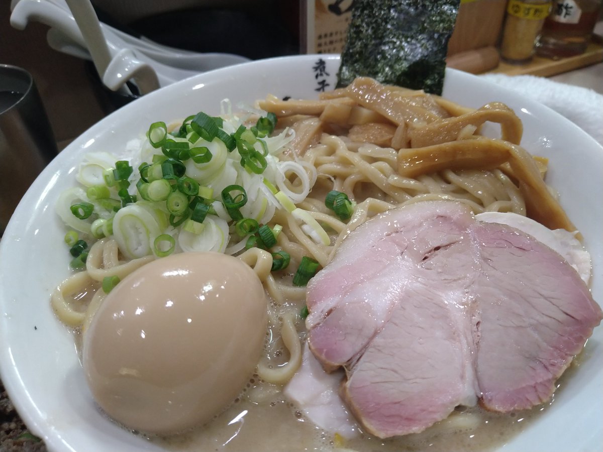 MdWbvfTi6ByHJRF's tweet photo. 煮干しつけ麺　宮元
平良さんの限定　プレミアム塩豚骨

こってり食べ応え抜群！うまい！

豚骨感がフロントで、得も言えぬ旨味が飛んでくる。これがプレミアム塩豚骨なのかなって納得感ある味。

別皿のおろしニンニクが入ると旨味プッシュ！ワシワシの麺も相まって、かなりの腹パンメニュー！ https://t.co/yr14PBfxxF