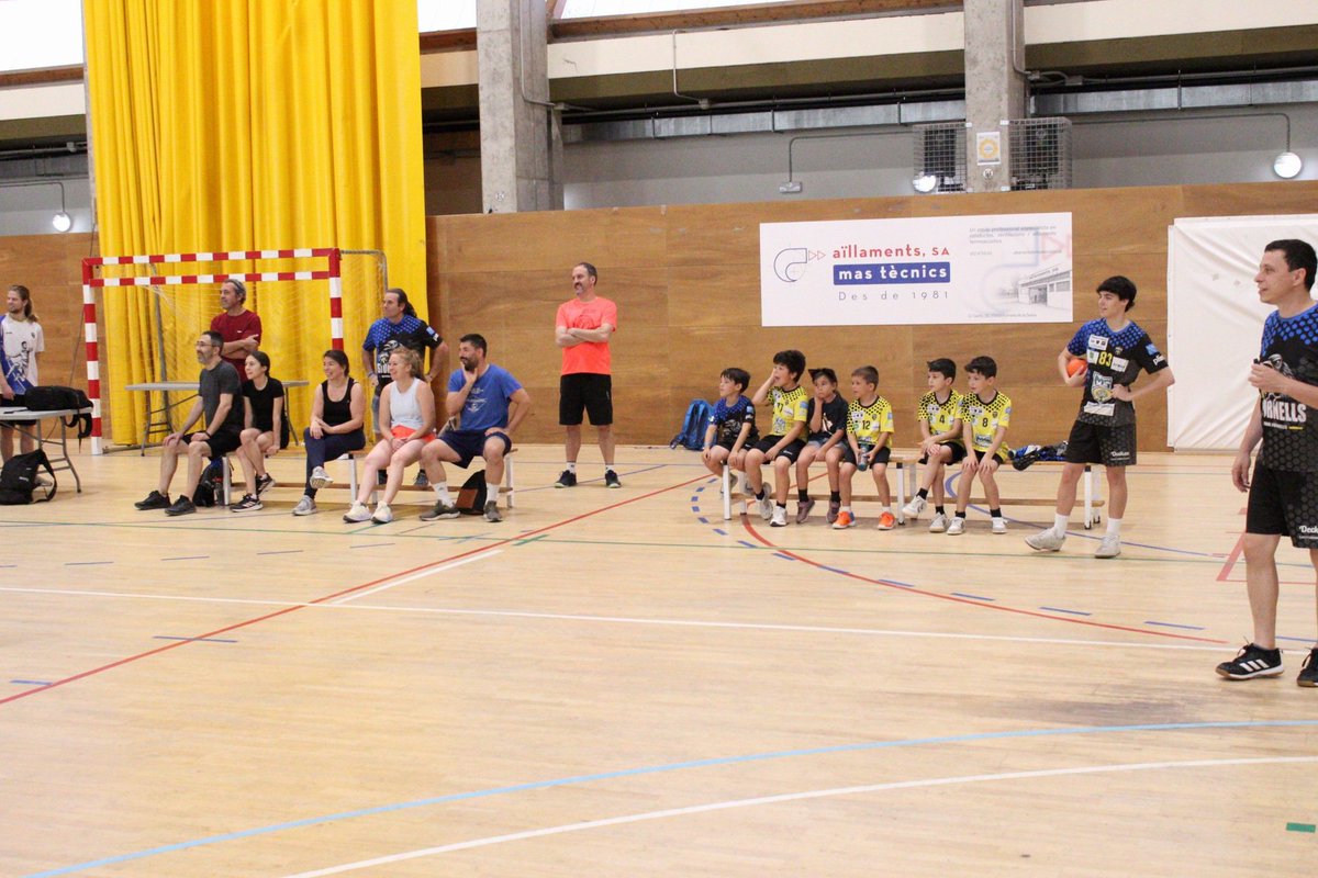 HandbolFornells's tweet photo. 𝗖𝗟𝗢𝗘𝗡𝗗𝗔 𝟮𝟱-𝟮𝟲 💛💙

Aquest diumenge vam posar punt final a la temporada 2025-26 amb una jornada plena de bons moments. 🤾‍♂️🔥 https://t.co/6ORRZb2U0P