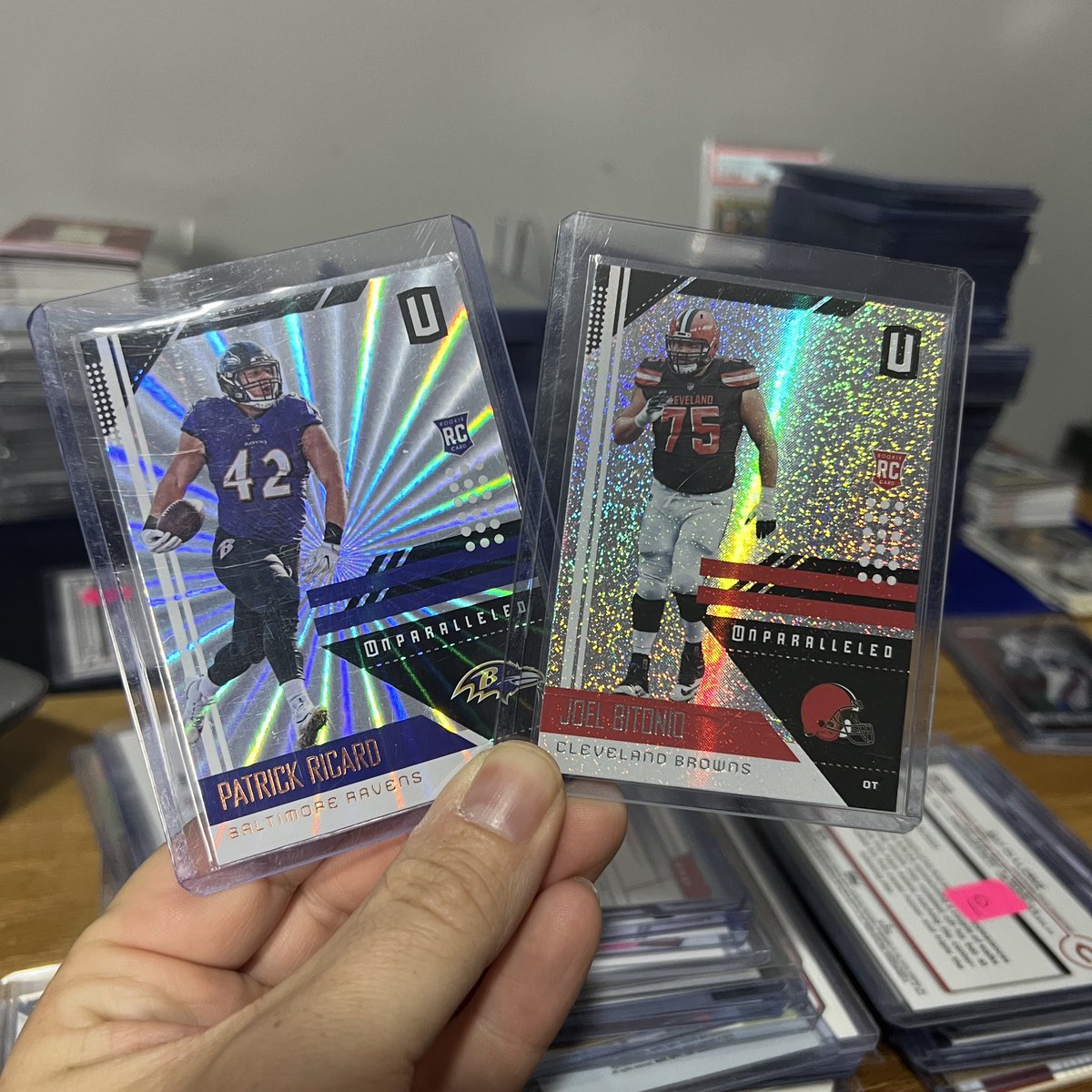 Timwalkonwater2's tweet photo. Couple of nice finds from under a pickup truck for free this weekend!

IYKYK - Unparalleled is one of the sneakiest sets of all time! #thehobby #sportscards #footballcards https://t.co/fkvKAzZqhJ