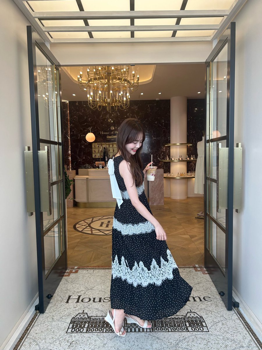 hlt_suu's tweet photo. 周年イベント2回参加できました♡
Clarine Polka Dot Dressは
今回のコレクションで一番お気に入りかも💕
レースたっぷりでリボンもついてるから
blackでバランスとりたい🖤

#herlipto
#houseofherme https://t.co/ybXOt3z6FD