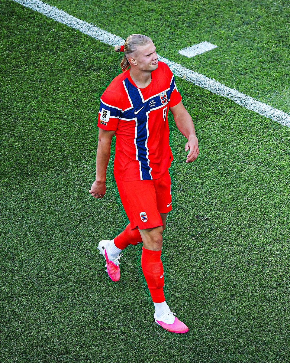 latiiivReactsX's tweet photo. Erling Haaland 🇸🇯:                   Zlatan Ibrahimovic 🇸🇪 :

World Cup games - 1        World Cup games - 5     
World Cup goals - 2           World Cup goals - 0
My only job is to inform you all.💀 https://t.co/IHbDFcjWY9