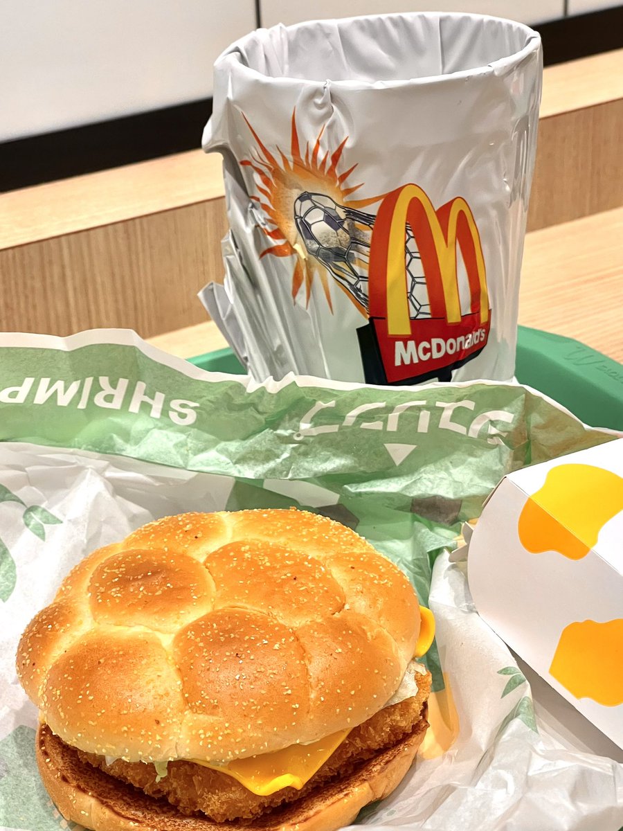 heliosSL's tweet photo. 今日の晩御飯はマクドのワールドカップセット🍔
欲しかったロナウジーニョのカップ✨
引き強っ https://t.co/3hRlgA42eD