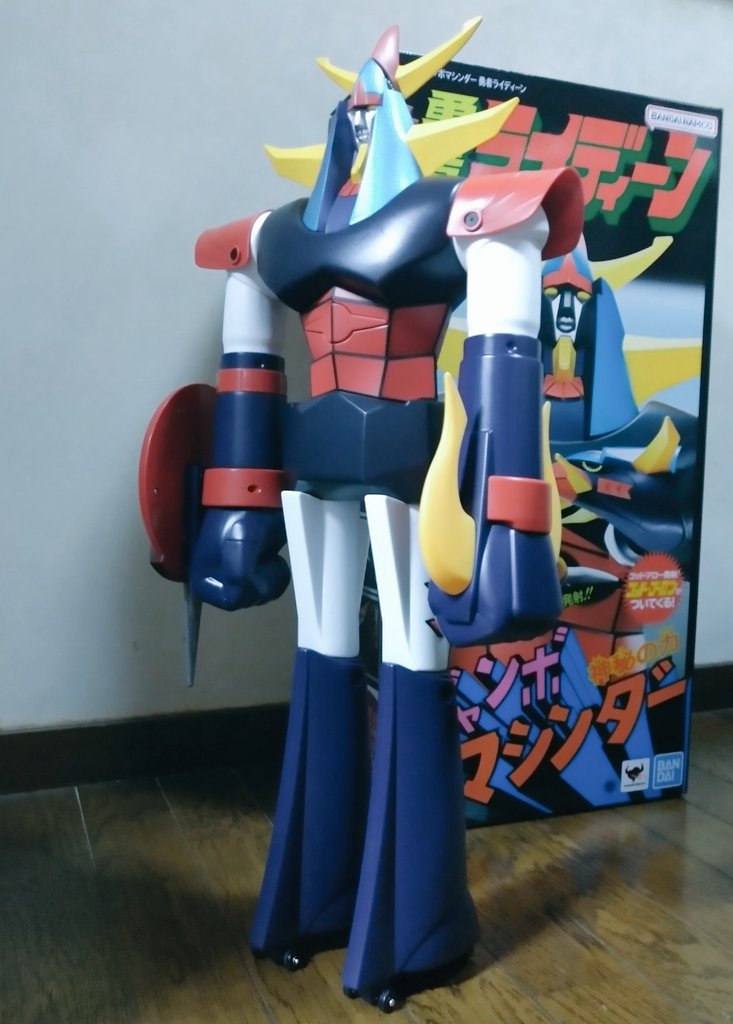 yamachanz's tweet photo. フェーーード！インッ！！復活ジャンボマシンダー勇者ライディーンだ！脚のラインのシールいつか貼りますいつか。マッハバロン同様お腹のミサイル発射口にフタが付いたのがナイス！ゴッドブレイカーの刃先がバシャッと飛び出すギミックも追加。当時品のやわらか素材の青い刃先も悪くなかったけどね。 https://t.co/WzShTkUwhI