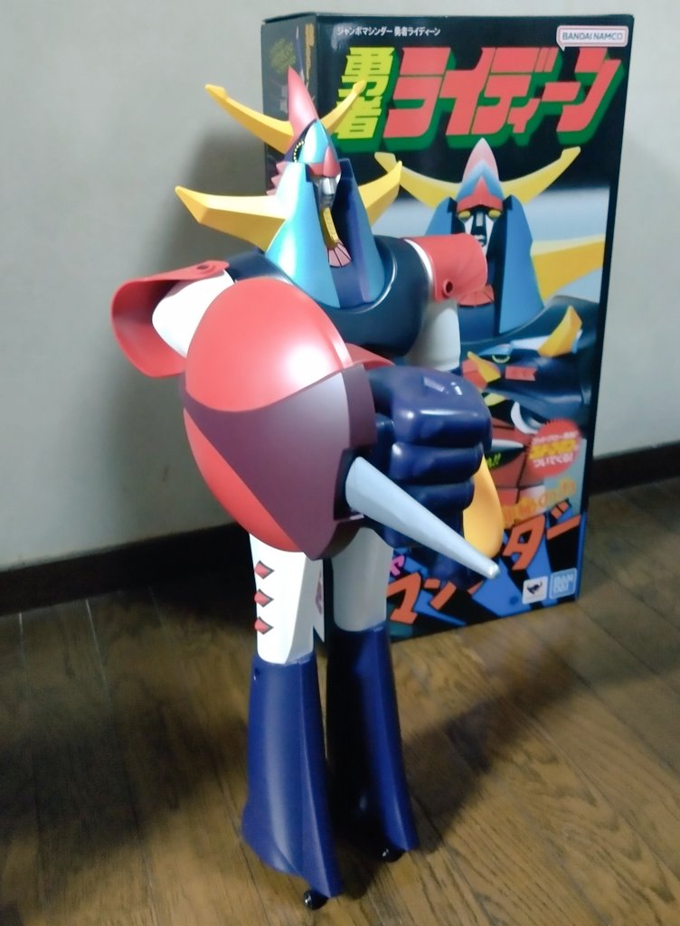 yamachanz's tweet photo. フェーーード！インッ！！復活ジャンボマシンダー勇者ライディーンだ！脚のラインのシールいつか貼りますいつか。マッハバロン同様お腹のミサイル発射口にフタが付いたのがナイス！ゴッドブレイカーの刃先がバシャッと飛び出すギミックも追加。当時品のやわらか素材の青い刃先も悪くなかったけどね。 https://t.co/WzShTkUwhI