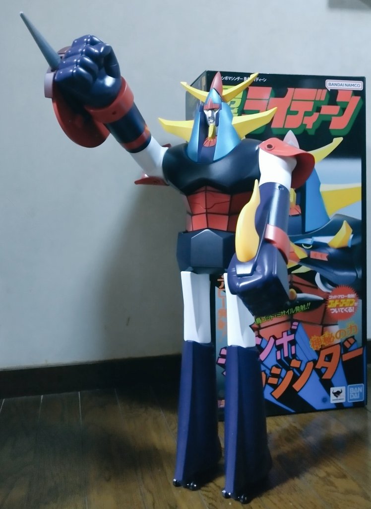 yamachanz's tweet photo. フェーーード！インッ！！復活ジャンボマシンダー勇者ライディーンだ！脚のラインのシールいつか貼りますいつか。マッハバロン同様お腹のミサイル発射口にフタが付いたのがナイス！ゴッドブレイカーの刃先がバシャッと飛び出すギミックも追加。当時品のやわらか素材の青い刃先も悪くなかったけどね。 https://t.co/WzShTkUwhI