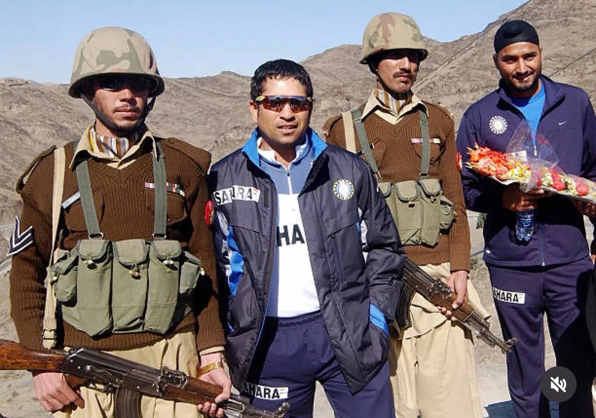 CallMeSheri1_'s tweet photo. THROWBACK TO 2006. 🇵🇰🇮🇳

Sachin Tendulkar and Harbhajan Singh met Pakistan Army soldiers ahead of the India vs Pakistan clash in Peshawar. 📸 https://t.co/KNZkIukTV0