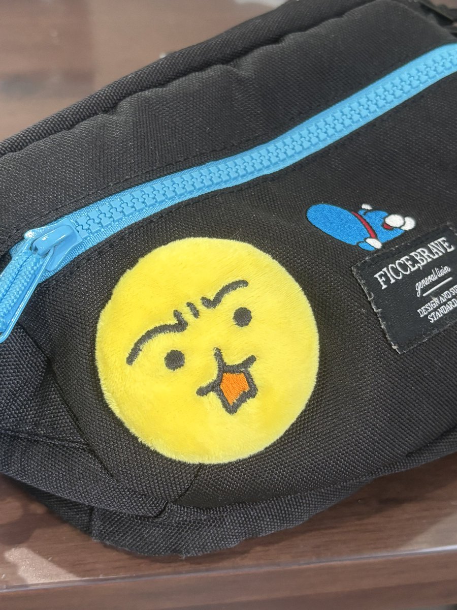 imo_emo_imo's tweet photo. わー！出来た！
えもじの子刺繍缶バッジ！

試しにカバンに付けてみたけどよすぎる🟡🫶

 #えもじの子 https://t.co/BQhEsNPoX8