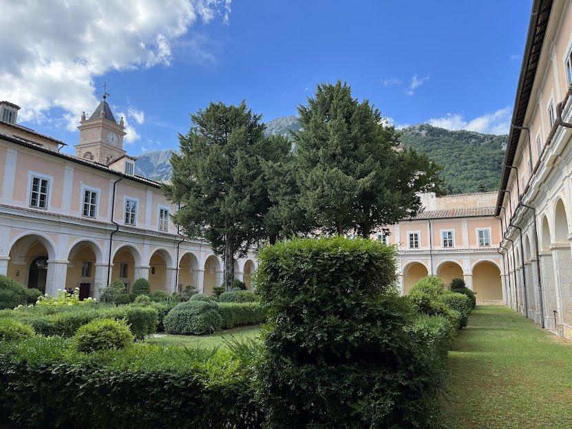 annapaolasanna's tweet photo. Il TAR del Lazio respinge l’ennesimo ricorso di Bannon e del famigerato Dignitas Humanae Institute, che ancora insistono per riappropriarsi della Certosa di Trisulti. Nella biblioteca della Certosa è rinchiuso un autentico patrimonio di incunaboli e libri rari.   Giù le mani. https://t.co/ibH28d5UmK