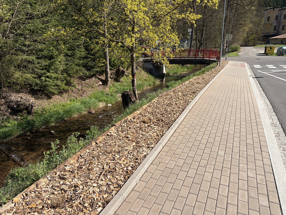 RudnikObec's tweet photo. Úpravy veřejné zeleně v okolí autobusového terminálu v Rudníku a před budovou obecního úřadu.

Děkujeme společnosti Greenboss za odvedenou práci a pomoc při zvelebení těchto míst. 👏

O vzhled Rudníku pečujeme průběžně a věříme, že i drobné úpravy pomáhají dělat obec krásnější. https://t.co/zJbjt4BbOC