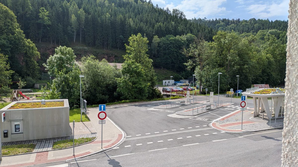 RudnikObec's tweet photo. Úpravy veřejné zeleně v okolí autobusového terminálu v Rudníku a před budovou obecního úřadu.

Děkujeme společnosti Greenboss za odvedenou práci a pomoc při zvelebení těchto míst. 👏

O vzhled Rudníku pečujeme průběžně a věříme, že i drobné úpravy pomáhají dělat obec krásnější. https://t.co/zJbjt4BbOC