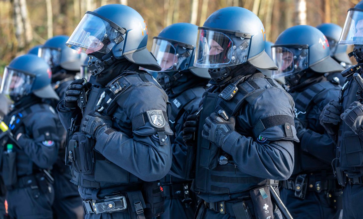 Robert08938405's tweet photo. Ale powiem wam ze ci debile z @ROGranic to i tak mieli szczęście 
Gdyby wjechali "Bereitschaftspolizei" najmniejszym problemem były by połamane żebra 😎
Wiem co mówię🤣 https://t.co/FGOUltL7Jv