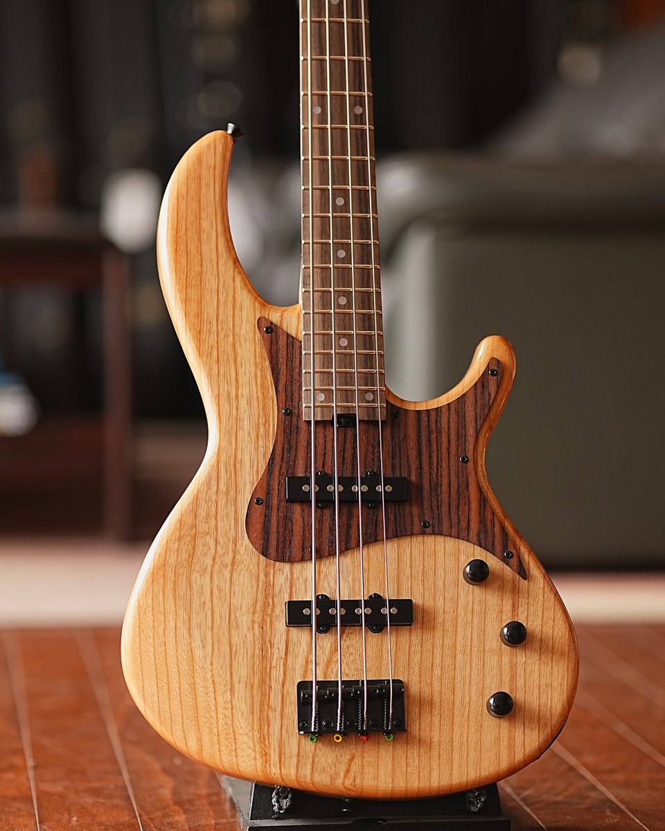 ARIA_GUITAR's tweet photo. ARIA PRO II
RSB-700WP

USA アッシュボディにメイプルとウォルナットの5plyネック、木製のピックガードといった木材にこだわったモデル
ワイドレンジでパワフルなサウンドと落ち着きのあるルックスが特徴
https://t.co/vFtzVnMa92 https://t.co/cBAqgBV7md