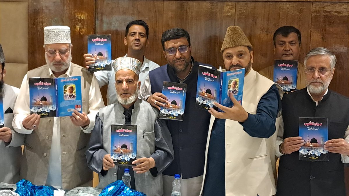 KNSKashmir's tweet photo. #KNSUPDATE || A book launching ceremony of Sitraj-ul-Qulub, authored by Ishfaq Gowhar Zargar, was held in Srinagar in the presence of MP Mian Altaf, Mufti Nasir-ul-Islam, Moulana Riyaz Noorabadai, Moulana Rehmatullah, Moulana Showkat Keng, and other prominent religious scholars and dignitaries.

@MianAltafSahib @kashmirgulistan