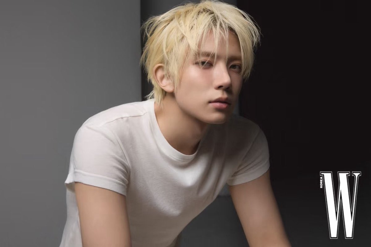heeseungggiiee's tweet photo. how does he make a simple white shirt look this good https://t.co/E8QGz1Djyh