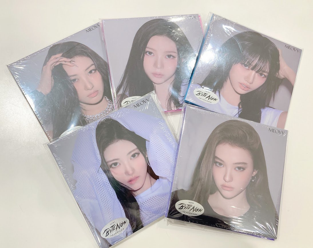 animateIS's tweet photo. 🐈 #MEOVV 商品情報🐈

2nd EP ALBUM
BITENOW
絶賛販売中です！

✅グループセルカフォトカード
KITTY PLUSH ver. 1点購入で1枚
✅コンセプトポストカード（全5種）
 MEOVV ver. 1点購入で1枚

是非チェックしてみてください！
#BITENOW #DDIRORI  #미야오 #WITHMUU https://t.co/MGpz9TOLxX