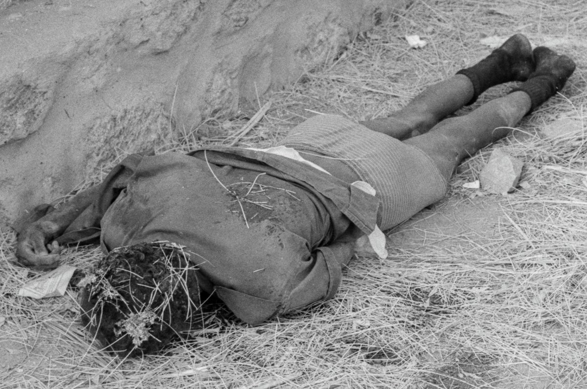 perezreverte's tweet photo. Mis fotografías de guerra (13 y 14) 
#EnviadoEspecial
A veces vi hacer prisioneros y a veces vi no hacerlos. https://t.co/ETX5Rc365O