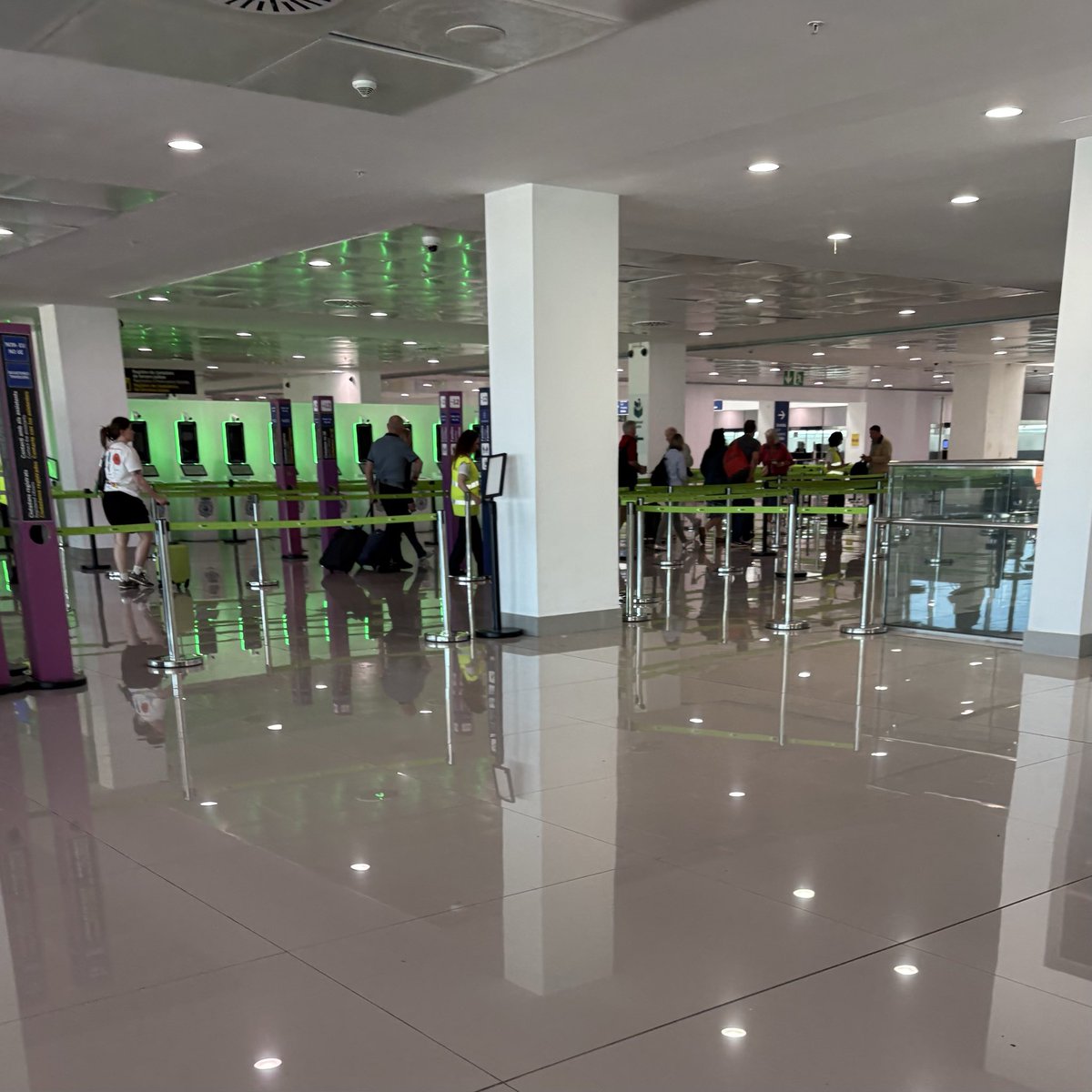 IanM1871's tweet photo. Palma de Mallorca arrivals. Yet again, no queues through the EES machines or egates. Straight through. I suppose that’s Brexit’s fault? https://t.co/dukCZJgwf8