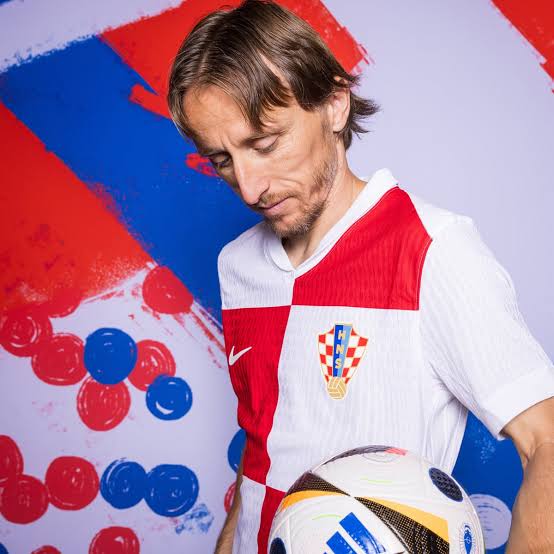 MrCracknell's tweet photo. Of course there's lots of love for Messi, Ronaldo, Mbappe.

But some flowers please for another incredible footballer that never gets the headlines those above do 

@lukamodric10 absolutely elite https://t.co/xwuCPVtbHT
