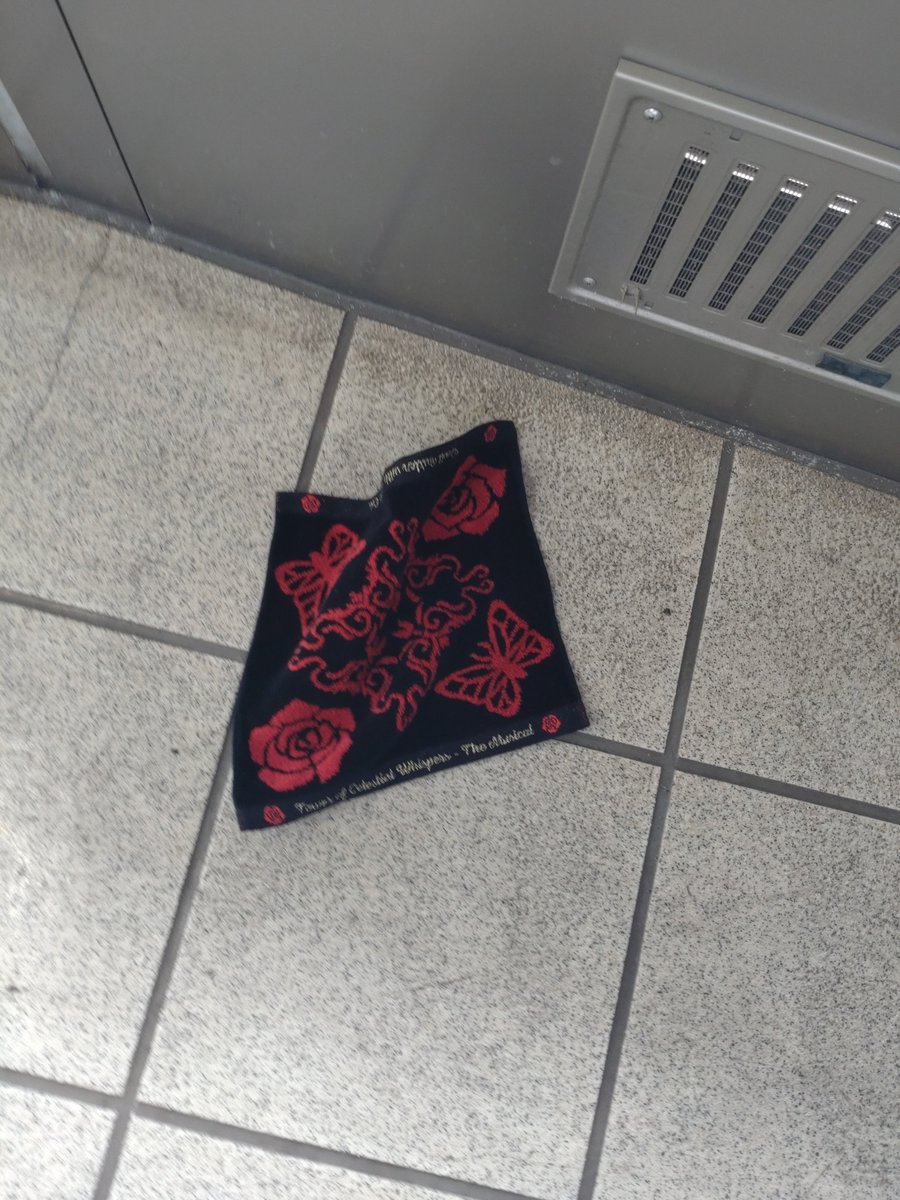 ako__sayu's tweet photo. 拡散希望
ある井の頭線の駅の待合室にてあくすてのハンカチが落ちていました。
(私は購入できていない為私のでは絶対ありません)
私情により駅員さんにお渡しする事が出来ず、席の上に畳んで置きました。
 持ち主の💍様が見つかりますように🙏 https://t.co/4hipSIpDSc