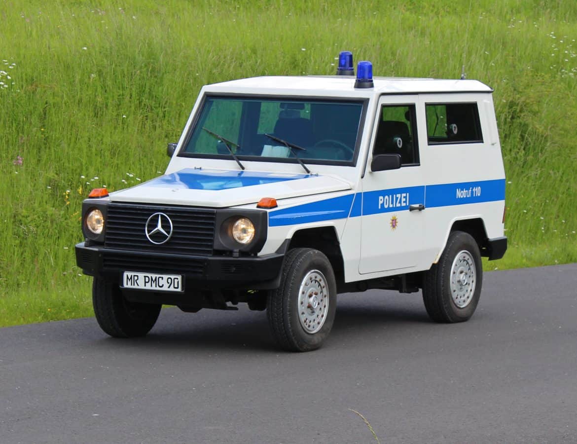 RenoonX's tweet photo. @SVI_Engineering Guys, that's totally old. That's a german police car from the 80s with bulletproof windows and a gimbal gun port. And that's an oldtimer... You think that's new??? https://t.co/l44FJrzNMg