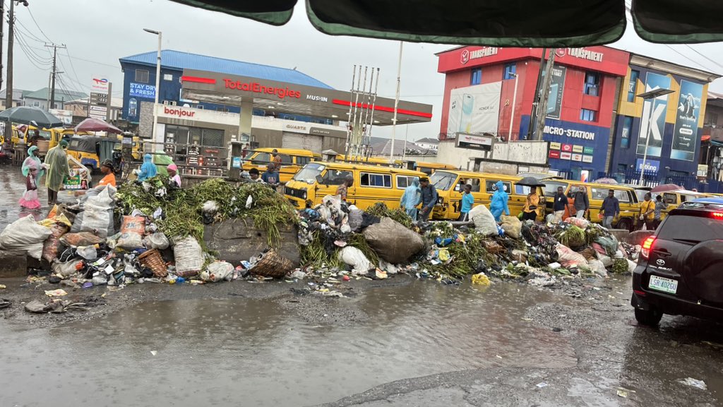 Oluwanifise13's tweet photo. Snap shot from Mushin this morning. 

Eko oni baje o https://t.co/ToVgwWkeBq