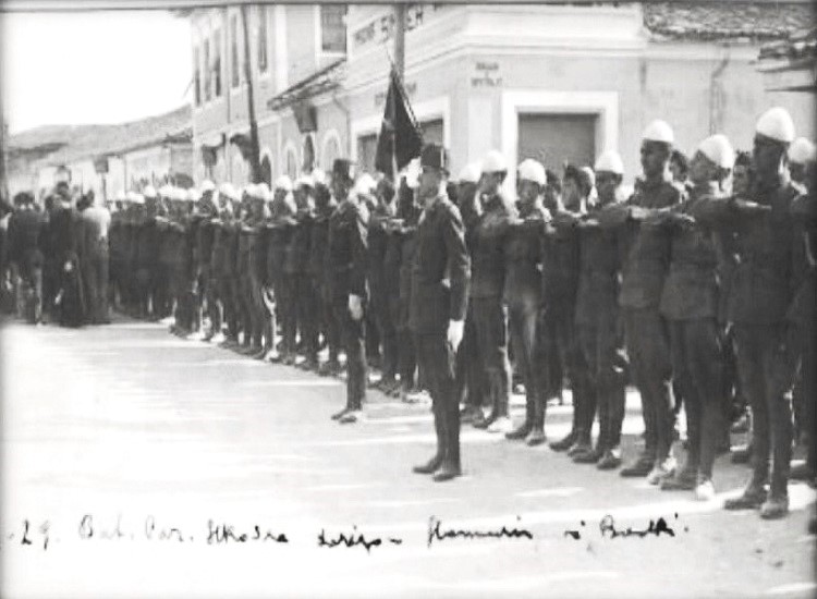 MemoriePortal's tweet photo. Ceremonia e dorëzimit të flamurit të Batalionit “Shkodra” nga prefekti Kol Rodhe, foto e realizuar në vitin 1929
The ceremony of handing over the flag of the "Shkodra" Battalion by the prefect Col. Rodhe, photo taken in 1929 https://t.co/qaRjTrl9J2