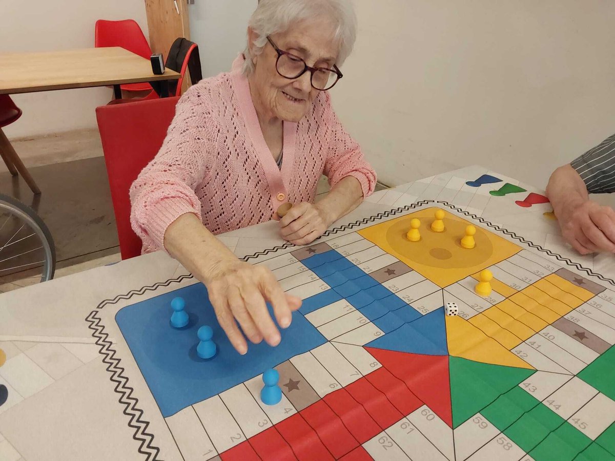 latardorOlot's tweet photo. Jugar és recordar, compartir i mantenir-se actiu. ❤️
Avui, jocs de tota la vida adaptats perquè la gent gran en pugui gaudir amb comoditat i autonomia. 

#NouModel #QualitatAssistencial #LaTardorGentGran #Olot https://t.co/8IYzO12LoA