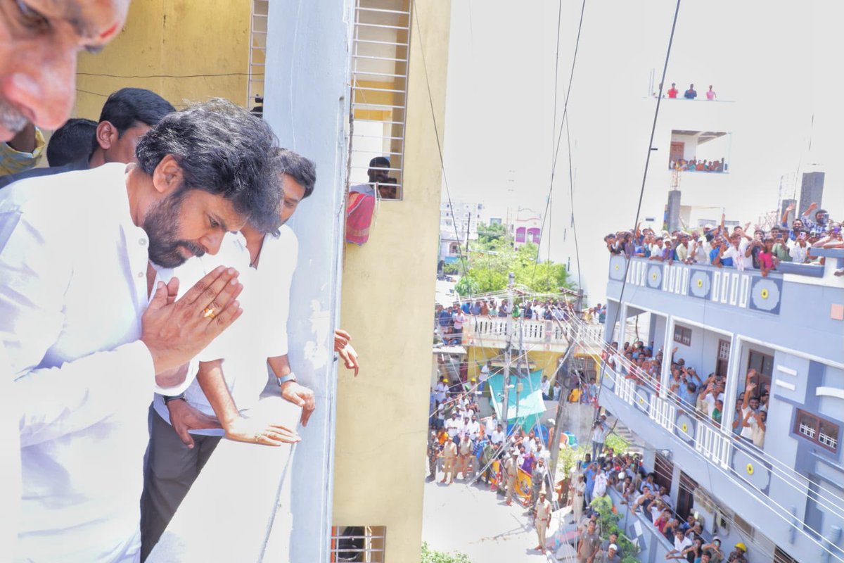 TeluguBulletin's tweet photo. "పవన్ కళ్యాణ్ తెలంగాణకు ఎందుకు వస్తారు?"  ఆంధ్రోళ్లకు ఇక్కడేం పని అని అడిగేది తెలంగాణ రాజకీయ నాయకులే...

"పవన్ కళ్యాణ్ మా ఇంటికి రావాలి" అని కోరుకునేది తెలంగాణ ప్రజలే...

వ్యతిరేకించేది రాజకీయాలు... ఆహ్వానించేది ప్రజలు...

అడ్డుకోవాలని చూసేది నాయకులు... అభిమానంతో ఎదురుచూసేది జనాలు...

రాష్ట్రాల మధ్య గీతలు గీయాలని చూసేది రాజకీయాలు...

మనసులను కలిపేది మానవత్వం...

అరుదైన వ్యాధితో మంచానికే పరిమితమైన ఓ అభిమాని కోరిక తెలుసుకున్నాడు...

అది తెలంగాణా? ఆంధ్రా? అని అడగలేదు...

మనిషా? కాదా? అని మాత్రమే చూశాడు...

వెళ్లాడు...

హత్తుకున్నాడు...

ధైర్యం చెప్పాడు...

సాయం చేశాడు...

ప్రార్థించాడు...

అందుకే పవన్ కళ్యాణ్‌కు అభిమానులు ప్రాంతాల్లో ఉండరు...

ప్రజల గుండెల్లో ఉంటారు...

ఎందుకంటే...

రాజకీయాలకు సరిహద్దులు ఉంటాయి...

మానవత్వానికి ఉండవు... 

@JSPTelangana @PawanKalyan @JanaSenaParty @itsRamTalluri @JSPShatagniTeam