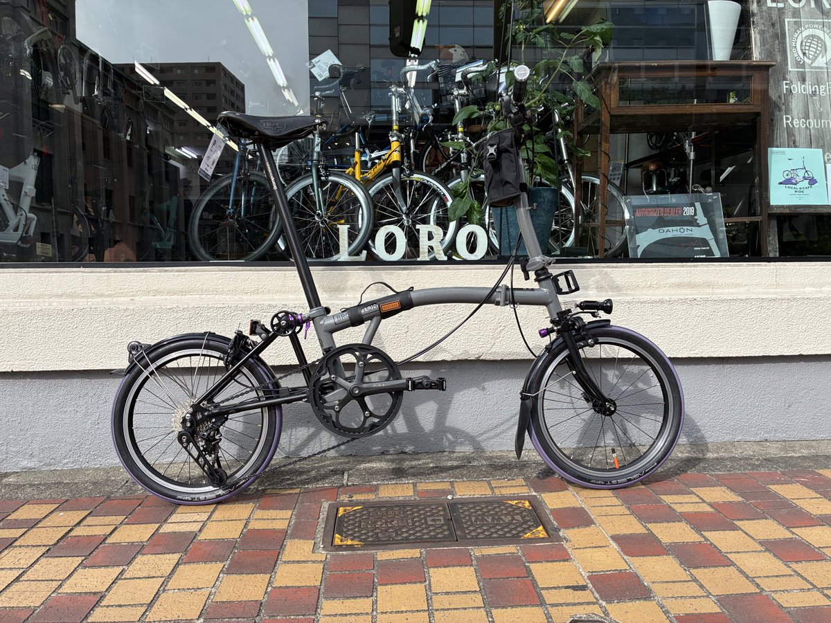 loro_yokohama's tweet photo. 【試乗会に向けて車体が集まって来ました！】

今週末の「ウラYOKOHAMA CYCLE STYLE」に向けて試乗車が続々集結中！

BROMPTONの車体をご紹介！

5速化仕様はH&amp;H製ブレーキキャリパーを装着！

7速化仕様はストームグレーと、7速化以外はほぼ純正仕様のミッドナイトブラックをご用意しております！ https://t.co/fTxK2RoNIY