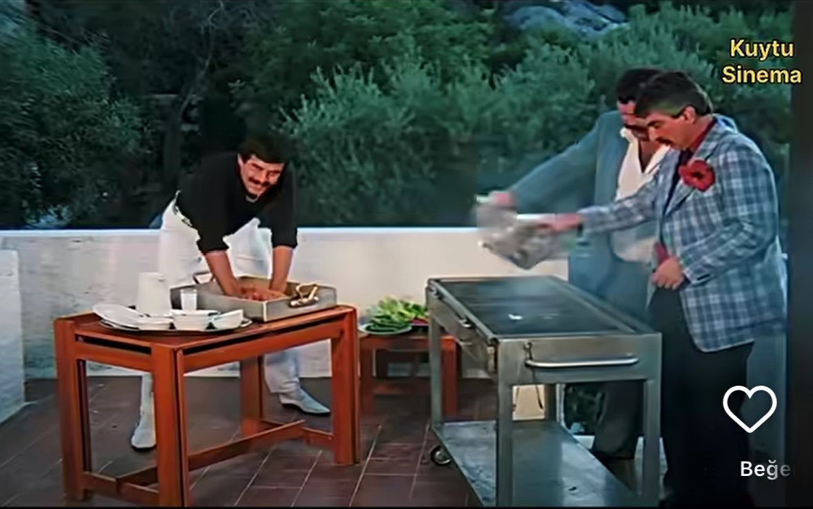 devamliyazman's tweet photo. Tarık Akan'a 86 yapımı Adem ve Havva filminde pilavlık bulgurla etli çiğ köfte yoğuruyor :) gündüz vakti millet ne zaman hazır olur, diye soruyor. "1 saate" diye cevap veren Akan sonraki sekansta zifiri karanlıkta yoğurma işlemini bitirmiş oluyor :) https://t.co/UQUoq65UJD