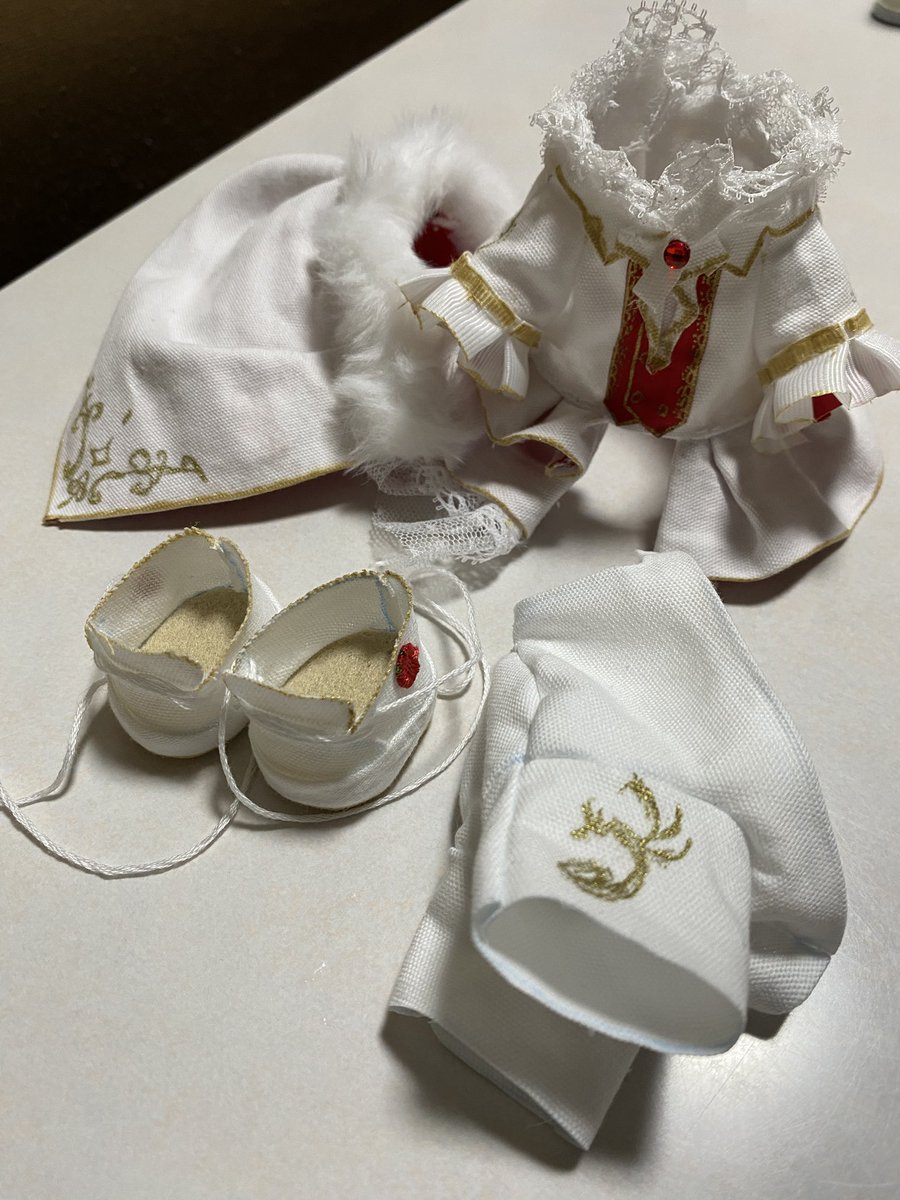 kayohchan's tweet photo. ２号の推し活のため、推しぬい衣装作成を言われ4時間を5日間かけて作りましたよ
ベースのぬい用シャツとパンツと靴はwebから型紙拾って、ペプラムラインとマント、エリ、袖や装飾全てフリーハンドメイド
サイズ的に合った家にいたぬいに着せたまま、２号の元へ送ります https://t.co/BWo20aFoMl