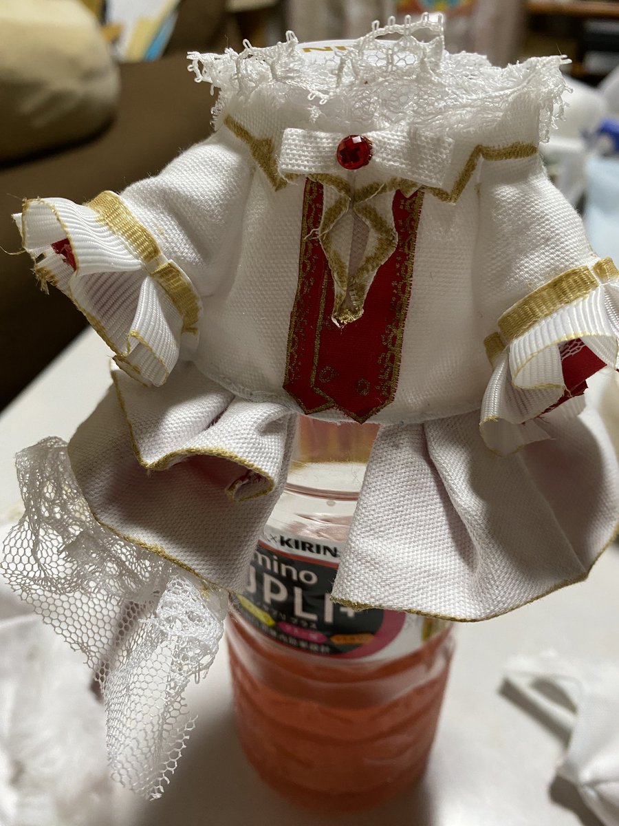kayohchan's tweet photo. ２号の推し活のため、推しぬい衣装作成を言われ4時間を5日間かけて作りましたよ
ベースのぬい用シャツとパンツと靴はwebから型紙拾って、ペプラムラインとマント、エリ、袖や装飾全てフリーハンドメイド
サイズ的に合った家にいたぬいに着せたまま、２号の元へ送ります https://t.co/BWo20aFoMl