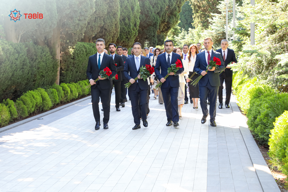 tabibgovaz's tweet photo. TƏBİB kollektivi Fəxri xiyabanı ziyarət edib

Daha ətraflı: https://t.co/8SdV2DYceh https://t.co/cqPh0DAfnA
