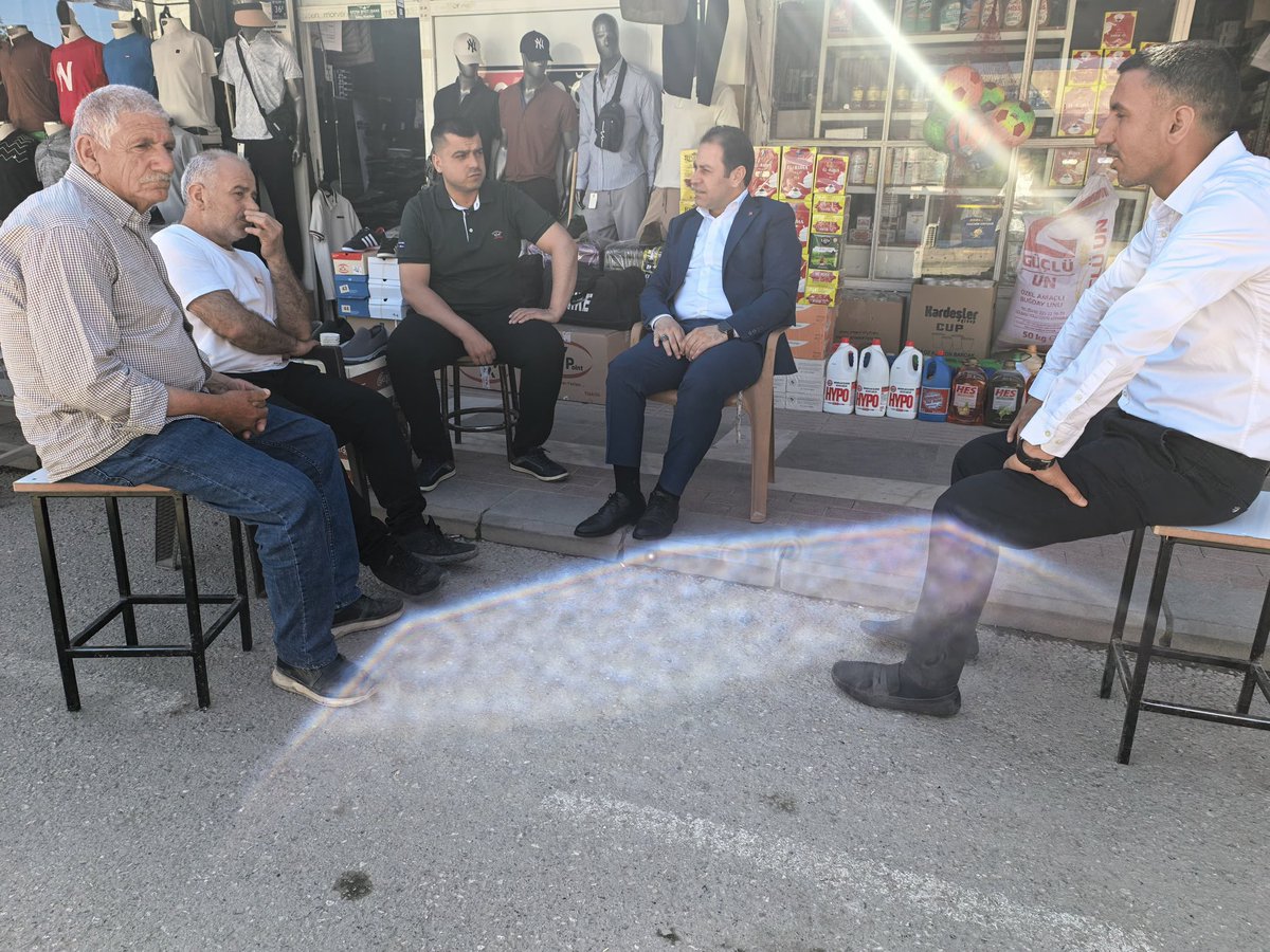 Akparti_hilvan's tweet photo. 📍 İzollu Bozan Bey Caddesi

Esnaf Ziyareti

İlçe Başkanımız Selahaddin Eyyüb Toprak, İzollu Bozan Bey Caddesi’nde esnaf kardeşlerimizle bir araya geldi.

Şehrimizin bereketine alın terleriyle katkı sunan esnafımızla hasbihal ettik. Güler yüzlerinde samimiyeti, sohbetlerinde memleket sevdasını gördük. Birlik ve kardeşlik ruhu içerisinde gönüllere misafir olmaya, hemşehrilerimizle aynı sofranın, aynı muhabbetin etrafında buluşmaya devam ediyoruz.

#SevdamızHilvan

 @RTErdogan @Akparti @bybekirbozdag 
@abuyukgumus 
@hakanaksu058
@farukaytek
@milhamigunbegi 
@AEminOnenOfis @ProfDrDusak @ibrahimeyyupogl @malicevheri @CYAZMAC @HikmetBasak_63 @av_mfaruk @Malikurt14 @FIRATKORAN @akpartiurfa @Kamal1Nuri @SEToprak_