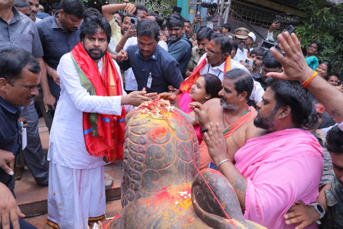 APDeputyCMO's tweet photo. తన అభిమానిగా చిన్ననాటి నుంచి ఆరాధిస్తున్న నిరంజన్ అనారోగ్య పరిస్థితిని స్వయంగా తెలుసుకున్న రాష్ట్ర ఉప ముఖ్యమంత్రివర్యులు శ్రీ @PawanKalyan గారు, అతనిని పరామర్శించిన వెంటనే వరంగల్ శ్రీ భద్రకాళి అమ్మవారి ఆలయానికి వెళ్లారు.

నిరంజన్ త్వరగా కోలుకోవాలని ఆకాంక్షిస్తూ అమ్మవారికి పట్టువస్త్రాలు సమర్పించి ప్రత్యేక పూజలు నిర్వహించారు.