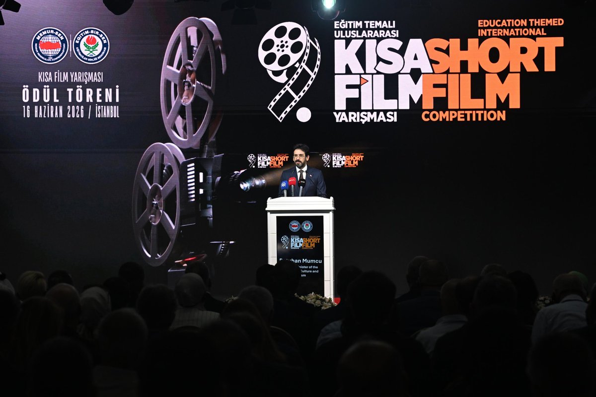 EgitimBirSen's tweet photo. 📍 EĞİTİM TEMALI KISA FİLM VE FOTOĞRAF YARIŞMALARIMIZIN ÖDÜL TÖRENİ

Eğitim Temalı 9. Uluslararası Kısa Film Yarışması ile Eğitimden Bir Kare 8. Ulusal Fotoğraf Yarışmasının ödülleri sahiplerini buldu.

Kültür ve Turizm Bakan Yardımcısı Batuhan Mumcu, ödül töreninde açılış konuşmalarını gerçekleştirdi:

💬 Eğitim-Bir-Sen’in, 100’ü aşkın ülkedeki eğitim sendikalarıyla geliştirdiği iş birlikleriyle ülkemizin uluslararası sivil diplomasi kapasitesine önemli katkılar sunuyor.

💬 “İstanbul EdUnion Forum 2026” adıyla daha güçlü, daha kurumsal ve daha kalıcı bir zeminde çalışmalarını sürdüren bu girişim, eğitim alanındaki küresel dayanışmanın önemli merkezlerinden biri olma potansiyeline sahip. Bugün ödüllerini takdim ettiğimiz 9. Uluslararası Kısa Film Yarışması ile 8. Eğitimden Bir Kare Fotoğraf Yarışması da bu anlayışın en güzel örneklerinden biridir.

@BatuhanMUMCU 

#EBSkısafilm #EğitimdenBirKare #BugününYarınlarınVeKalıcıİşlerinSendikası