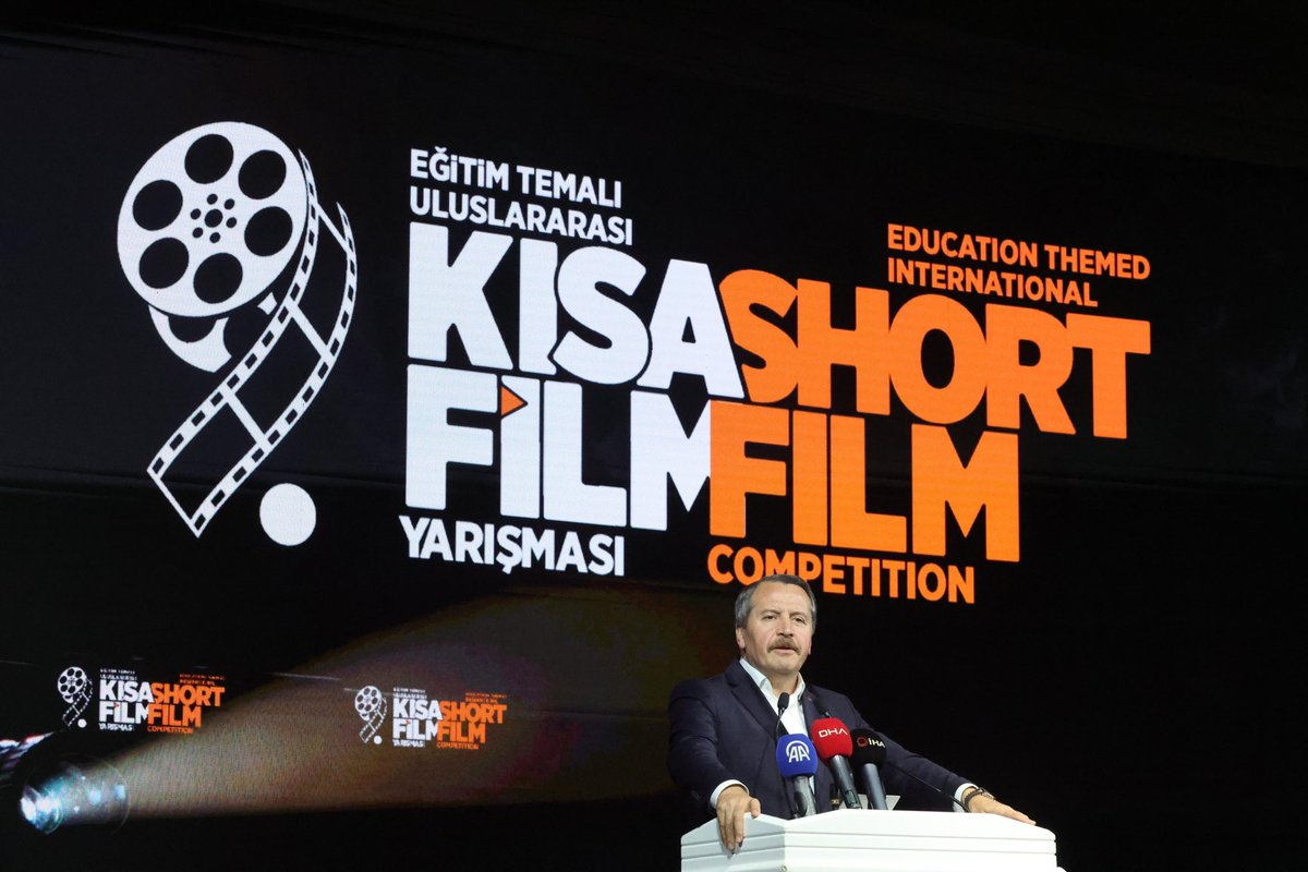 EgitimBirSen's tweet photo. 📍 EĞİTİM TEMALI KISA FİLM VE FOTOĞRAF YARIŞMALARIMIZIN ÖDÜL TÖRENİ

Eğitim Temalı 9. Uluslararası Kısa Film Yarışması ile Eğitimden Bir Kare 8. Ulusal Fotoğraf Yarışmasının ödülleri sahiplerini buldu.

Kültür ve Turizm Bakan Yardımcısı Batuhan Mumcu, ödül töreninde açılış konuşmalarını gerçekleştirdi:

💬 Eğitim-Bir-Sen’in, 100’ü aşkın ülkedeki eğitim sendikalarıyla geliştirdiği iş birlikleriyle ülkemizin uluslararası sivil diplomasi kapasitesine önemli katkılar sunuyor.

💬 “İstanbul EdUnion Forum 2026” adıyla daha güçlü, daha kurumsal ve daha kalıcı bir zeminde çalışmalarını sürdüren bu girişim, eğitim alanındaki küresel dayanışmanın önemli merkezlerinden biri olma potansiyeline sahip. Bugün ödüllerini takdim ettiğimiz 9. Uluslararası Kısa Film Yarışması ile 8. Eğitimden Bir Kare Fotoğraf Yarışması da bu anlayışın en güzel örneklerinden biridir.

@BatuhanMUMCU 

#EBSkısafilm #EğitimdenBirKare #BugününYarınlarınVeKalıcıİşlerinSendikası