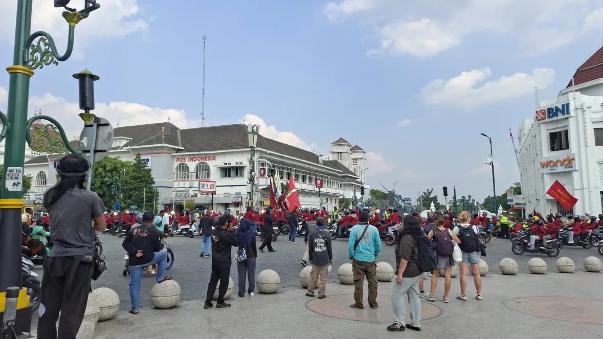 boxxtoc's tweet photo. Siang ini BEM UMY, Universitas Muhammadiyah Yogyakarta (UMY), melakukan aksi demo/ berorasi di titik 0 km Yogyakarta

#demo
#STOPMBG
#indonesiagelap https://t.co/cLyaYBFNQ9