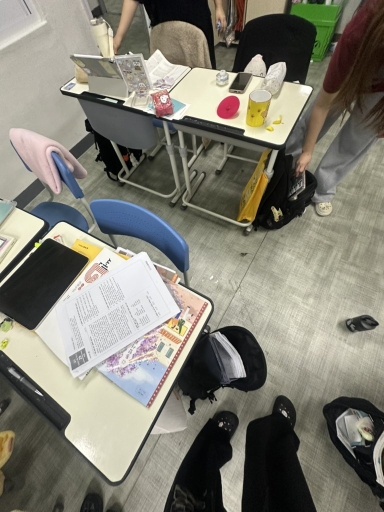 kwftyw's tweet photo. 여고생특:책상 ㅈㄴ더러움 https://t.co/y1BCUKbFEp