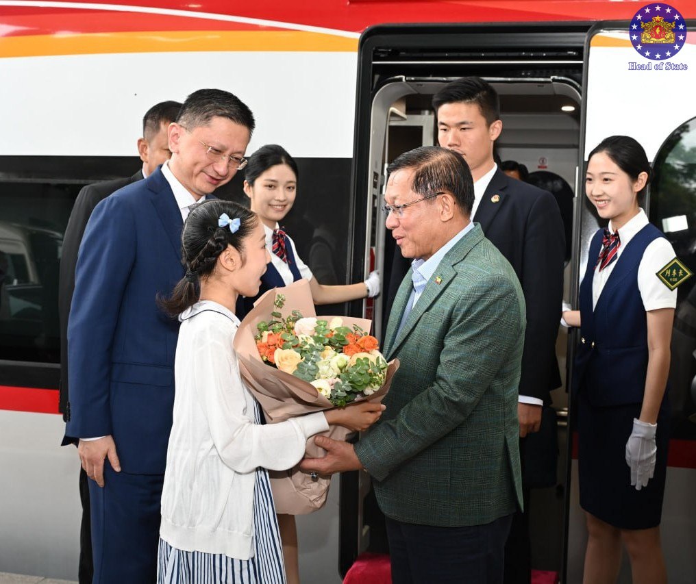 Head_of_State19's tweet photo. Myanmar High-Level Delegation Led by President U Min Aung Hlaing Arrives in Shanghai
The Myanmar high-level delegation led by President U Min Aung Hlaing of the Republic of the Union of Myanmar arrived in Shanghai this afternoon after traveling from Beijing by high-speed rail earlier today.