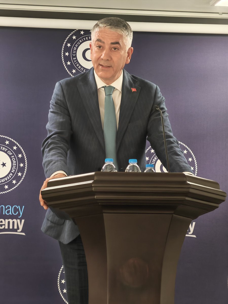 DiabAkademi's tweet photo. Lübnan Başbakan Yardımcısı Dr. Tarek Mitri, Akademimizde Temel Eğitim Programına devam etmekte olan 17. Dönem Aday Konsolosluk ve İhtisas Memurlarına hitapta bulunmuştur. https://t.co/h40MC2W4Q2