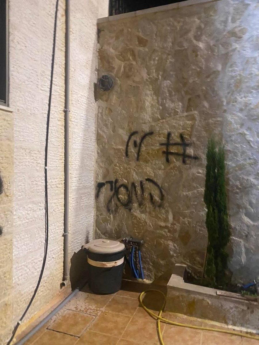 khlwt25388's tweet photo. مستوطنون يضرمون النار في مسجد ويخطّون شعارات عنصرية خلال هجومهم على قرية جلجليا شمال رام الله.

اعتداءات المستوطنين متواصلة بحق شعبنا ومقدساته وأجهزة سلطة العار مشغولة في سد الذرائع !! https://t.co/RS7QtW75jr